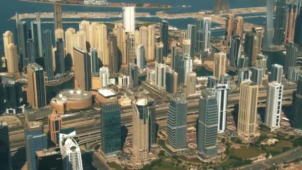 ドバイ、アラブ首長国連邦- 2019年12月28日。有名なドバイマリーナモールを含む都市の空中撮影 — ストック動画