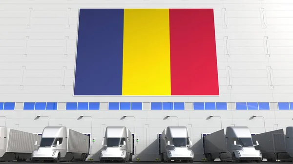 Camiones remolque eléctricos en bodega de carga con bandera de ROMANIA. Renderizado 3D conceptual relacionado con la logística rumana —  Fotos de Stock