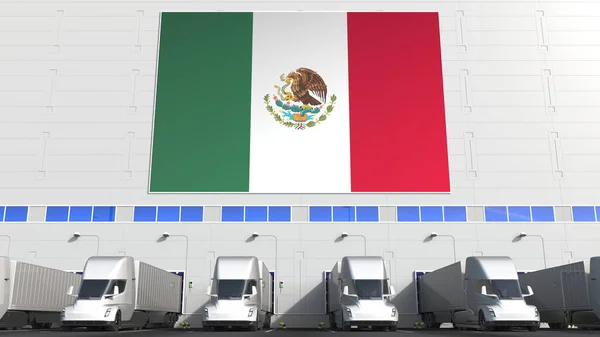 Camiones semirremolques eléctricos en muelle de carga de almacén con bandera de MÉXICO. Renderizado 3D conceptual relacionado con la logística mexicana — Foto de Stock