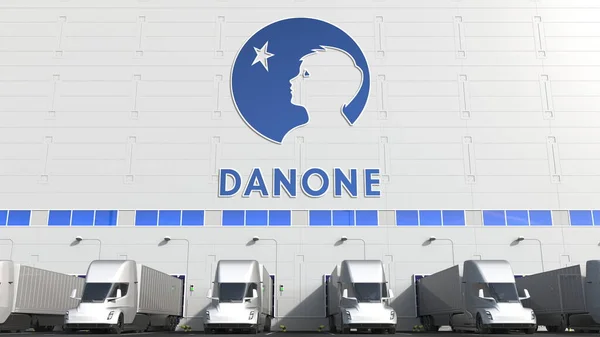 Ηλεκτρικά ημιρυμουλκούμενα φορτηγά στην αποθήκη με λογότυπο CHEVROLET στον τοίχο. Έκδοση 3D απόδοση — Φωτογραφία Αρχείου