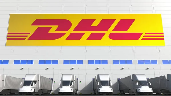 Camiones semirremolques eléctricos en la bahía de carga del almacén con el logotipo de DHL en la pared. Representación Editorial 3D —  Fotos de Stock