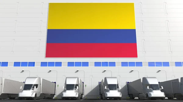 Camiones semirremolques eléctricos en bodega de carga con bandera de COLOMBIA. Renderizado 3D conceptual relacionado con la logística colombiana —  Fotos de Stock
