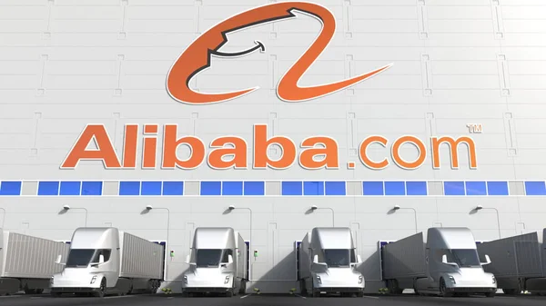 Електричні напівпричепні вантажівки на складовому вантажному відсіку з логотипом ALIBABA GROUP на стіні. Редакція 3D рендеринга — стокове фото