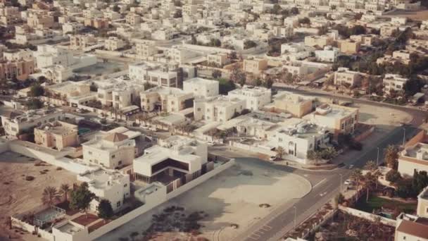 아랍에미리트 두바이에서 저층 주거용 주택 과 거리를 공중에서 내려다본 모습 — 비디오