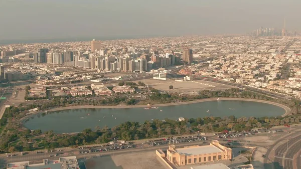 Vista aérea del paisaje urbano de Dubais alrededor del parque Al Barsha Pond, EAU — Foto de Stock