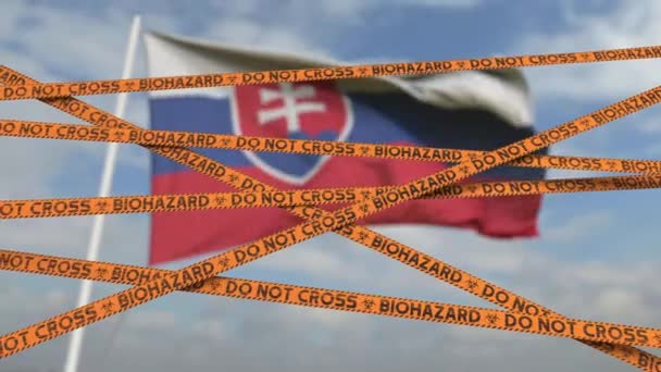 Linee di nastro per la restrizione dei rischi biologici contro la bandiera slovacca. Attraversamento limitato delle frontiere o quarantena in Slovacchia. Concettuale loop animazione 3D — Video Stock