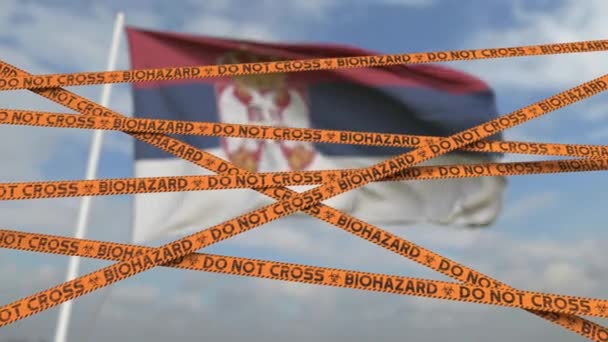 Biohazard Restriction Band Linien gegen die serbische Flagge. Beschränkter Grenzübertritt oder Quarantäne in Serbien. Konzeptionelle 3D-Looping-Animation — Stockvideo