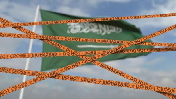 Não cruze linhas de fita de risco biológico no fundo da bandeira da Arábia Saudita. Entrada restrita ou quarentena na Arábia Saudita. Conceptual looping animação 3D — Vídeo de Stock