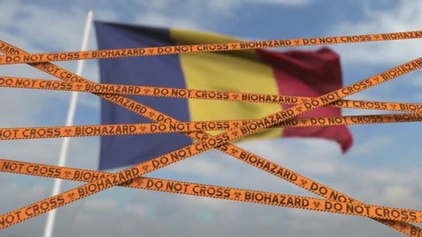 Não cruze as linhas de fita de risco biológico no fundo da bandeira romena. Entrada restrita ou quarentena na Roménia. Conceptual looping animação 3D — Vídeo de Stock