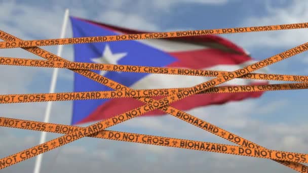Líneas de cinta de restricción de riesgo biológico contra la bandera puertorriqueña. Entrada restringida o cuarentena en Puerto Rico. Animación en 3D de bucle conceptual — Vídeos de Stock