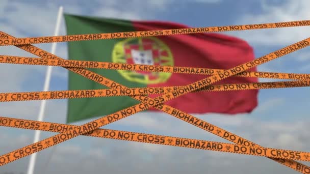 Auf dem Hintergrund der portugiesischen Flagge keine Biohazard-Klebebänder überschreiten. Einreiseverbot oder Quarantäne in Portugal. Konzeptionelle 3D-Looping-Animation — Stockvideo