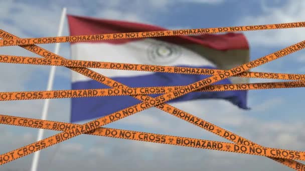 Waarschuwing biohazard tape met de vlag van Paraguay als achtergrond. Paraguayaanse beperkte toegang of quarantaine. Conceptuele looping 3D animatie — Stockvideo