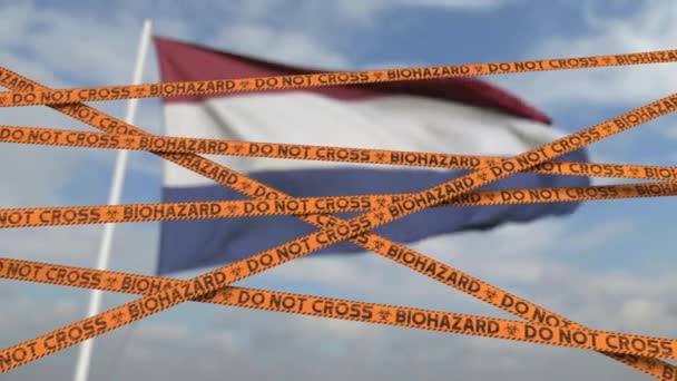 Pembatasan Biohazard tape baris terhadap bendera Belanda. Perlintasan perbatasan terlarang atau karantina di Belanda. Animasi 3D loop konseptual — Stok Video