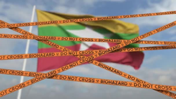 Biohazardovy omezující pásky proti vlajce Myanmy. Uzavřený hraniční přechod nebo karanténa v Myanmaru. 3D animace konceptuální smyčky — Stock video