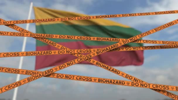 Linhas de fita de restrição de risco biológico contra a bandeira lituana. Passagem restrita das fronteiras ou quarentena na Lituânia. Conceptual looping animação 3D — Vídeo de Stock