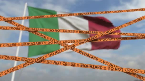 Biohazard Restriction Tapes gegen die italienische Flagge. Beschränkter Grenzübertritt oder Quarantäne in Italien. Konzeptionelle 3D-Looping-Animation — Stockvideo