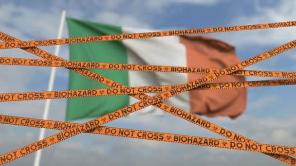 Ne croisez pas les lignes de bande de danger biologique sur le fond du drapeau irlandais. Entrée ou quarantaine restreinte en Irlande. Boucle conceptuelle animation 3D — Video