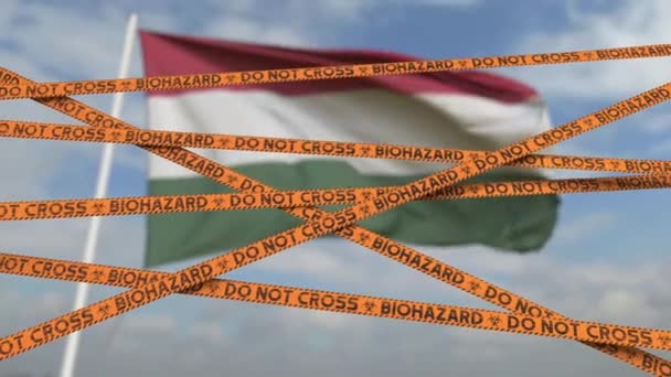 Não cruze as linhas de fita de risco biológico no fundo da bandeira húngara. Entrada restrita ou quarentena na Hungria. Conceptual looping animação 3D — Vídeo de Stock