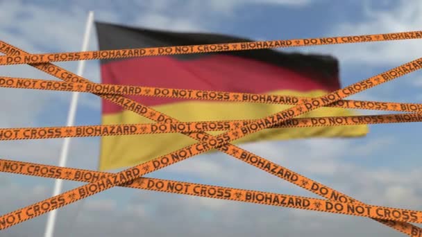 Líneas de cinta de restricción de riesgo biológico contra la bandera alemana. Entrada restringida o cuarentena en Alemania. Animación en 3D de bucle conceptual — Vídeos de Stock