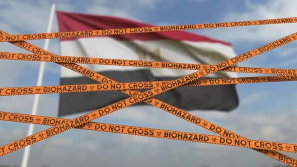 Линии ограничения биологической опасности против египетского флага. Ограниченный въезд или карантин в Египте. Концептуальная петля 3D анимации — стоковое видео