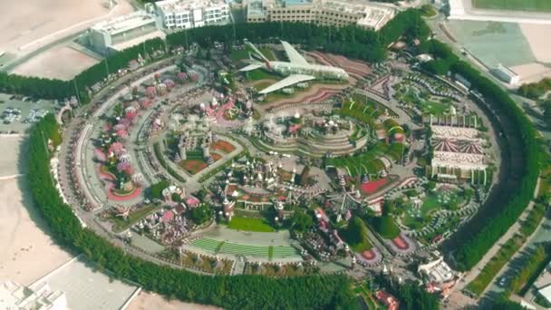 DUBAI, UNITED ARAB EMIRATES - DECEMBER 31, 2019. Aerial shot of the Dubai Miracle Garden with airliner flower structure — Stockvideo