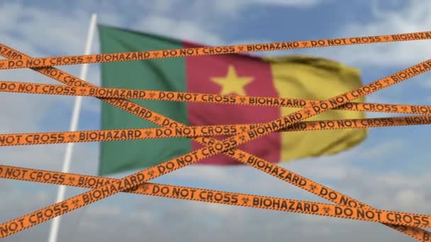 Kamerun bayrağı arkaplanındaki biyolojik tehlike bantlarını geçmeyin. Kamerun 'a kısıtlı giriş ya da karantina. Kavramsal döngü 3d canlandırması — Stok video