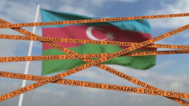 Plakband voor biologische risico 's tegen de Azerbeidzjaanse vlag. Beperkte toegang of quarantaine in Azerbeidzjan. Conceptuele looping 3d animatie — Stockvideo