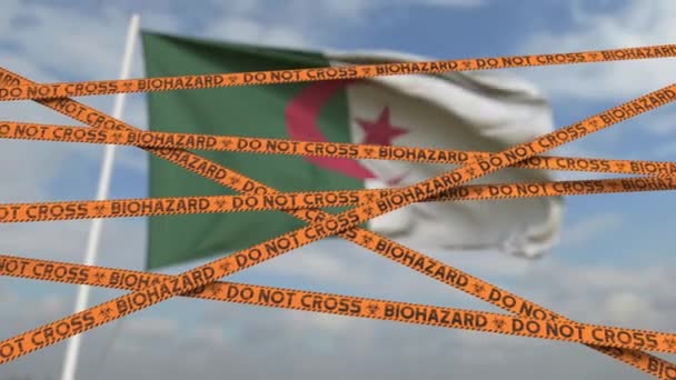 Waarschuwing biohazard tape met de vlag van Algerije als achtergrond. Algerijnse beperkte toegang of quarantaine. Conceptuele looping 3d animatie — Stockvideo