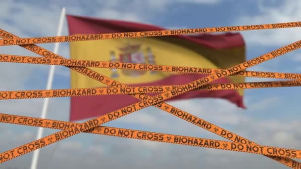 Waarschuwing biohazard tape met de vlag van Spanje als achtergrond. Spaanse beperkte grensovergang of quarantaine. Conceptuele looping 3d animatie — Stockvideo