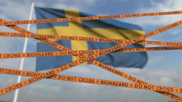 Líneas de cinta de restricción de riesgo biológico contra la bandera sueca. Cruce fronterizo restringido o cuarentena en Suecia. Animación en 3D de bucle conceptual — Vídeos de Stock