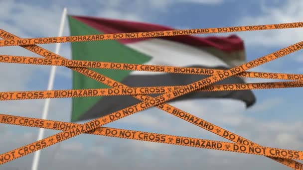 Nie przekraczać linii taśmy klejącej na tle flagi Sudanii. Ograniczone przekraczanie granicy lub kwarantanna w Sudanie. Pętla koncepcyjna animacji 3D — Wideo stockowe