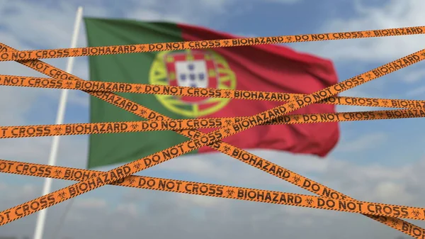 No cruce las líneas de cinta de riesgo biológico en el fondo de la bandera portuguesa. Entrada restringida o cuarentena en Portugal. Renderizado 3D conceptual — Foto de Stock