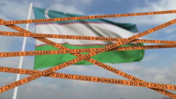 Ne croisez pas les lignes de ruban adhésif présentant des risques biologiques sur le fond du drapeau ouzbek. Entrée restreinte ou quarantaine en Ouzbékistan. Boucle conceptuelle animation 3D — Video