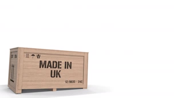 Деревянный ящик с печатным текстом MADE в Великобритании изолирован на светлом фоне. Промышленное производство Великобритании 3D анимация — стоковое видео