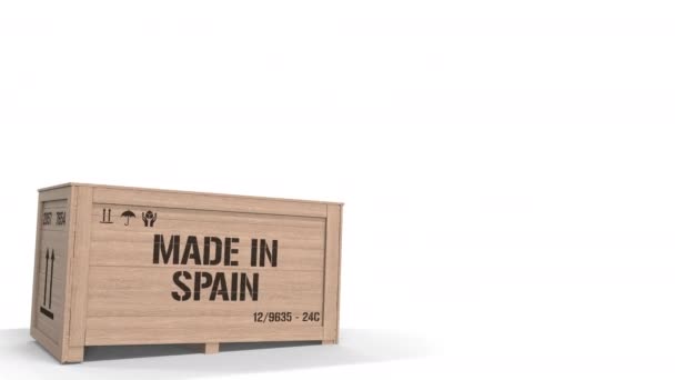 Große Holzkiste mit MADE IN SPANIEN Text auf weißem Hintergrund. Spanische industrielle Produktion bezogene 3D-Animation — Stockvideo