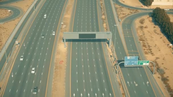 아랍에미리트 두바이에 있는 넓은 현대식 도로의 공중 촬영 — 비디오