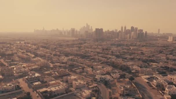 Vue aérienne de la skyline de Dubaï derrière un quartier résidentiel de faible hauteur, Émirats arabes unis — Video