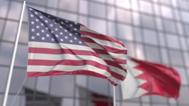 Mengibarkan bendera Amerika Serikat dan Bahrain di depan gedung pencakar langit modern — Stok Video
