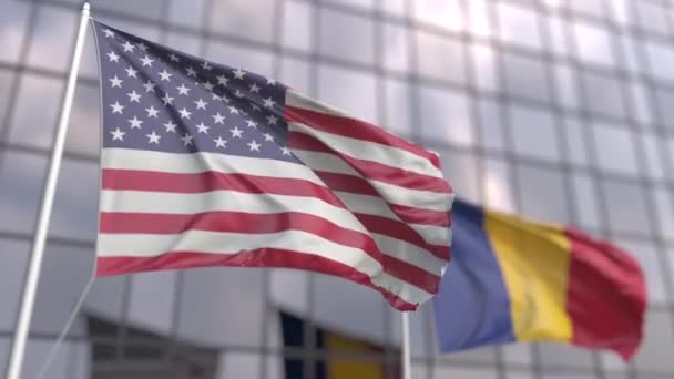 Vlající vlajky USA a Rumunska před moderním mrakodrapem — Stock video