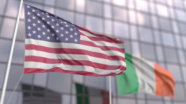Fahnenschwenken der USA und Irlands vor einem modernen Gebäude — Stockvideo