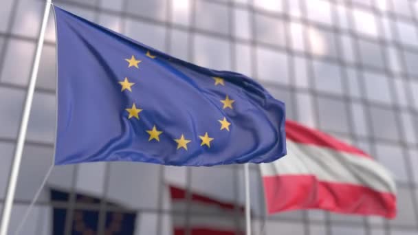 Vlajky Eropean Union a Rakouska před moderním mrakodrapem — Stock video