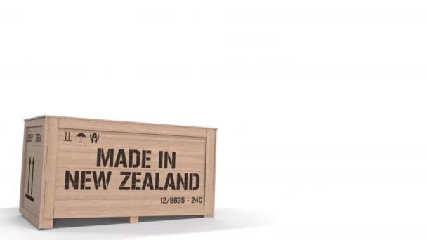 Caixa de madeira com impresso MADE IN NOVA ZELÂNDIA texto isolado no fundo de luz. Animação 3D relacionada à produção industrial — Vídeo de Stock