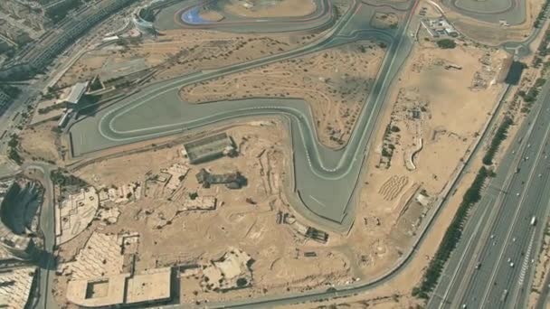 DUBAI, EMIRADOS ARAB UNIDOS - 31 DE DEZEMBRO DE 2019. Fotografia aérea do circuito automobilístico do Autódromo de Dubai — Vídeo de Stock