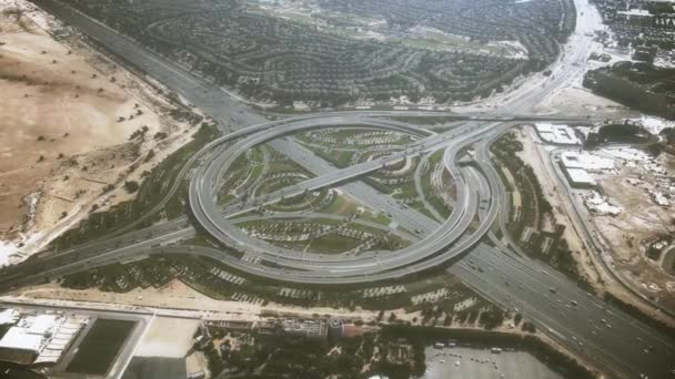 Vista aerea di un grande svincolo autostradale a Dubai, Emirati Arabi Uniti — Video Stock
