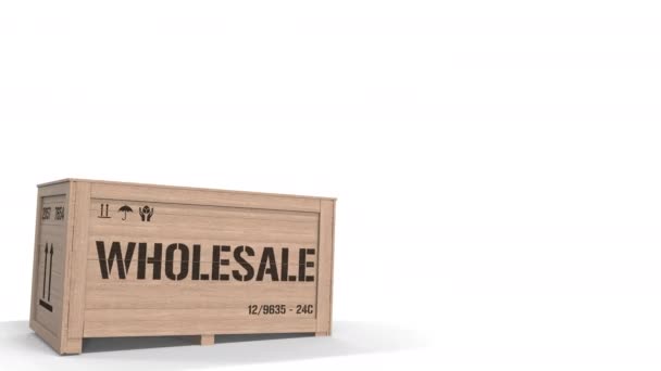 Grande caixa de madeira com texto WHOLESALE no fundo branco. Animação 3D — Vídeo de Stock