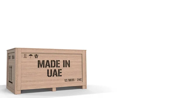 Gran caja de madera con texto MADE IN UAE sobre fondo blanco. Emiratos Árabes Unidos producción industrial relacionada 3D renderizado —  Fotos de Stock