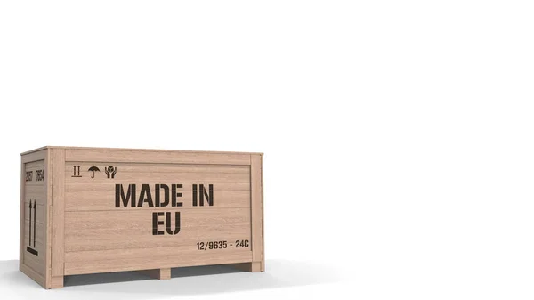 Gran caja de madera con texto MADE IN EU sobre fondo blanco. Representación 3D relacionada con la producción industrial de la Unión Europea —  Fotos de Stock