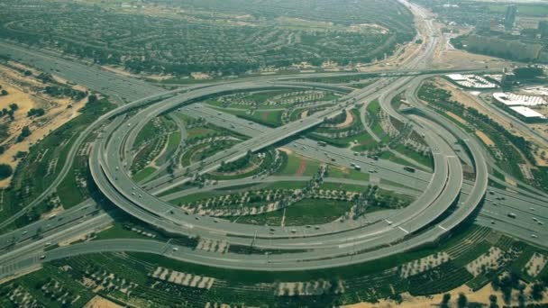아랍에미리트 두바이에 있는 대형 녹색둥근 고속도로 교통의 공중 촬영 — 비디오