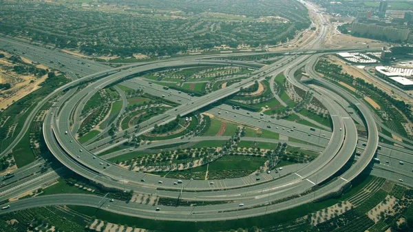Аэросъемка большой зеленой развязки круглого шоссе в Дубае, ОАЭ — стоковое фото