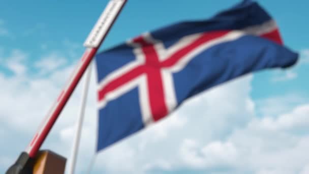 Cancello a braccio chiuso con cartello QUARANTINE sullo sfondo della bandiera islandese. Chiusura delle frontiere o isolamento correlato all'infezione in Islanda — Video Stock